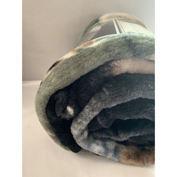 Howling Wolf Throw Blanket Plush Night Sky 50" X 60" Super Soft NEW - Picture 6 of 11